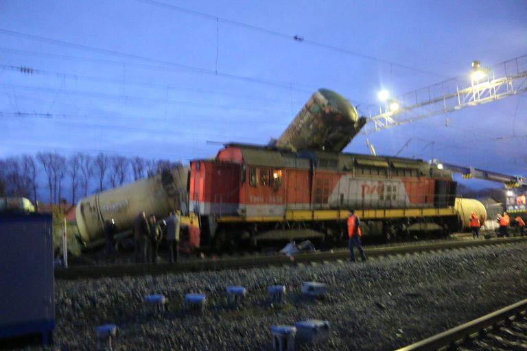 Маневровый тепловоз столкнулся с грузовым поездом в ночь на четверг на железнодорожной станции Лоста в Вологодской области. 19 октября 2017