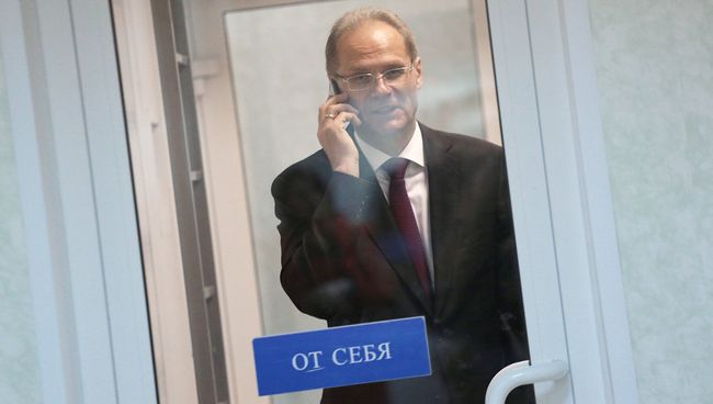 Бывший губернатор Новосибирской области Василий Юрченко, обвиняемый в превышении должностных полномочий, в Центральном районном суде Новосибирска после оглашения приговора. Архивное фото Бывший губернатор Новосибирской области Василий Юрченко, обвиняемый в превышении должностных полномочий, в Центральном районном суде Новосибирска после оглашения приговора. Архивное фото