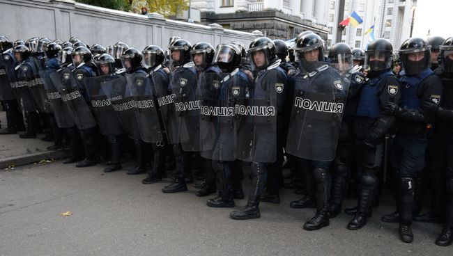 Сотрудники полиции во время акции протеста у здания Верховной рады Украины Сотрудники полиции во время акции протеста у здания Верховной рады Украины