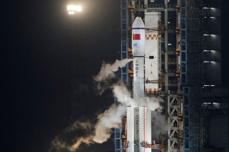 Китайская ракета-носитель Великий поход 7 с грузовым космическим кораблем Тяньчжоу-1 Китайская ракета-носитель Великий поход 7 с грузовым космическим кораблем Тяньчжоу-1