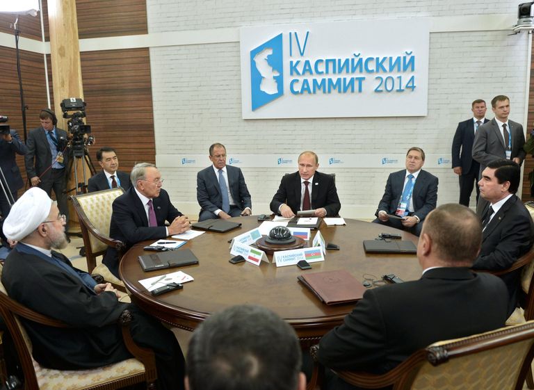 Президент России Владимир Путин на встрече в узком составе глав государств-участников IV Каспийского саммита. 29 сентября 2014