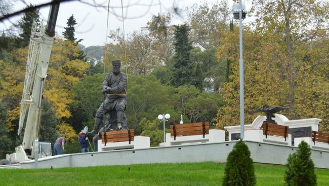 Установка памятника царю-миротворцу Александру III в парке Ливадийского дворца в Крыму Установка памятника царю-миротворцу Александру III в парке Ливадийского дворца в Крыму