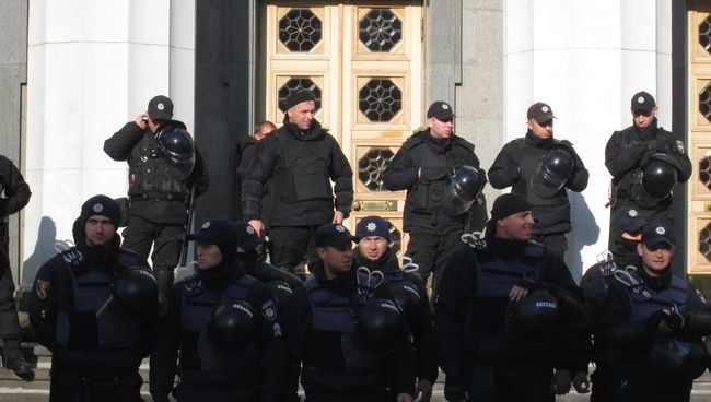 Сотрудники правоохранительных органов у здания Верховной рады Украины в Киеве. 19 октября 2017 Сотрудники правоохранительных органов у здания Верховной рады Украины в Киеве. 19 октября 2017