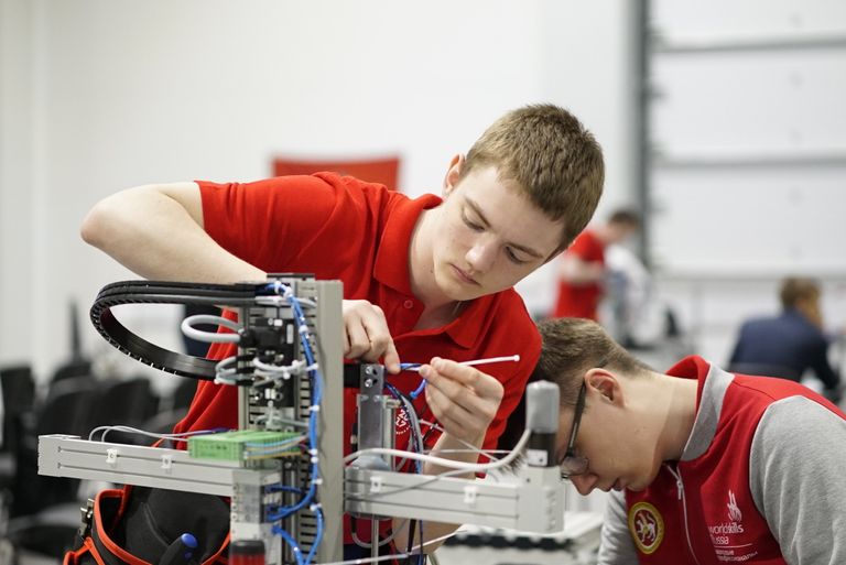 V Национальный чемпионат WorldSkills в Краснодаре. Соревнования в компетенции Мехатроника V Национальный чемпионат WorldSkills в Краснодаре. Соревнования в компетенции Мехатроника