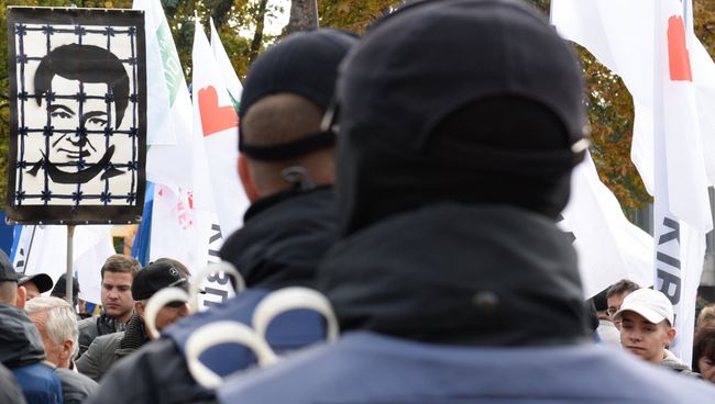 Сотрудники полиции и участники акции в поддержку политической реформы в Киеве Сотрудники полиции и участники акции в поддержку политической реформы в Киеве