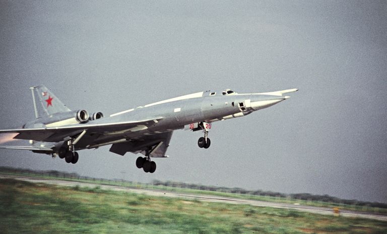 Взлет бомбардировщика Ту-22 Взлет бомбардировщика Ту-22