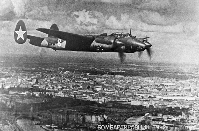 Репродукция фотографии бомбардировщика ТУ-2 из фондов Музея Военно-Воздушных Сил в поселке Монино Репродукция фотографии бомбардировщика ТУ-2 из фондов Музея Военно-Воздушных Сил в поселке Монино