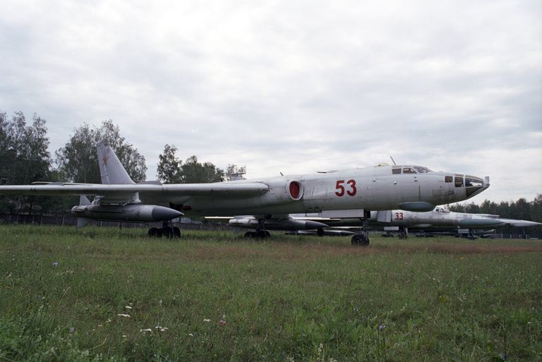 Дальний бомбардировщик Ту-16 Дальний бомбардировщик Ту-16