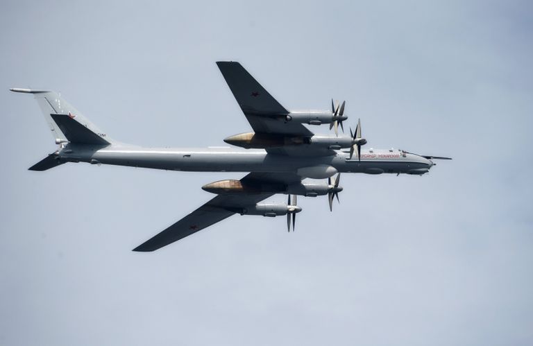 Стратегический дальний ракетоносец Ту-95 Александр Можайский во время главного военно-морского парада в честь Дня Военно-Морского Флота России в Санкт-Петербурге Стратегический дальний ракетоносец Ту-95 Александр Можайский во время главного военно-морского парада в честь Дня Военно-Морского Флота России в Санкт-Петербурге