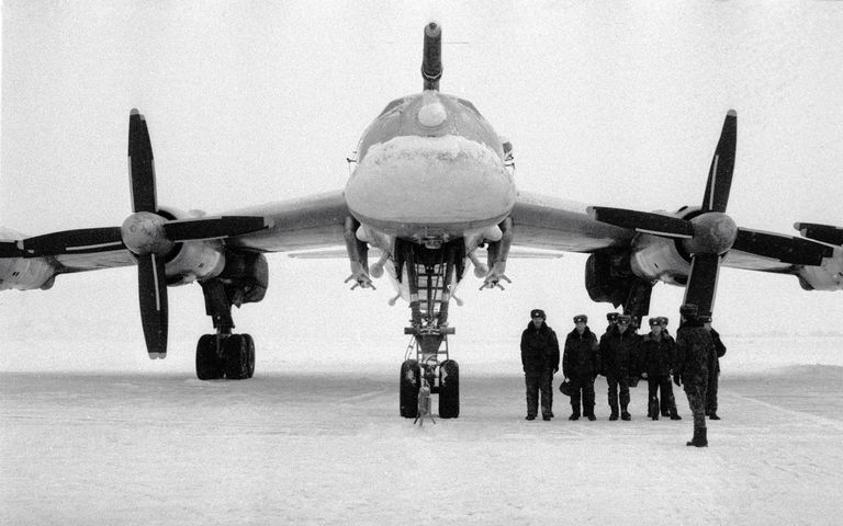 Стратегический бомбардировщик «ТУ-95» на аэродроме части дальней авиации Стратегический бомбардировщик «ТУ-95» на аэродроме части дальней авиации