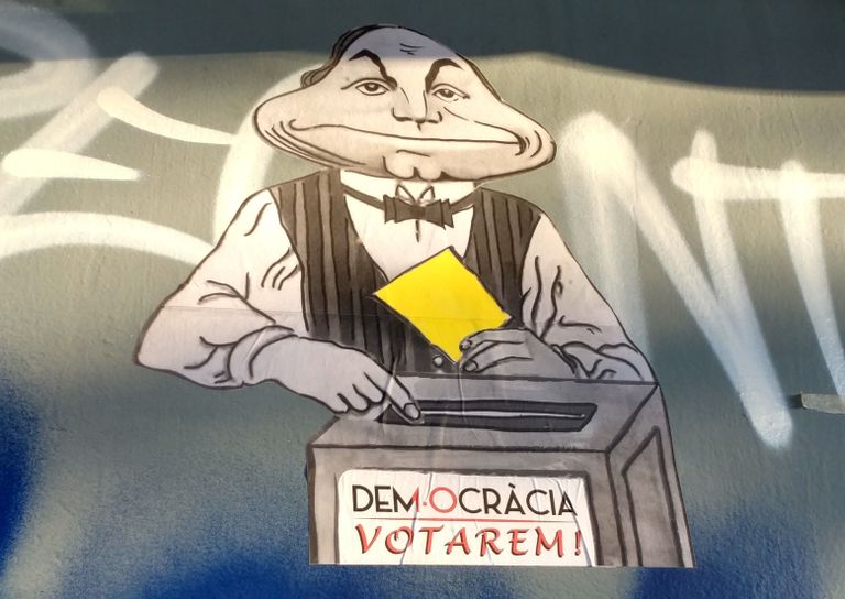 Граффити на стене в поддержку референдума о независимости Каталонии в Барселоне