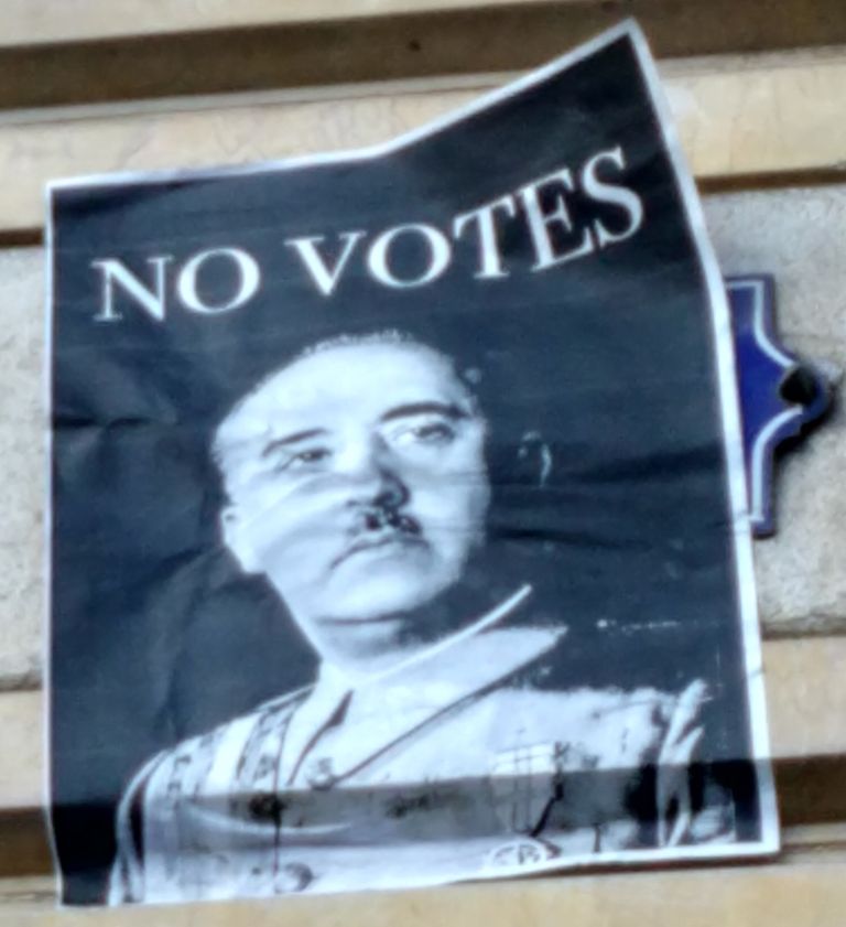Плакат No votes на улицах Барселоны