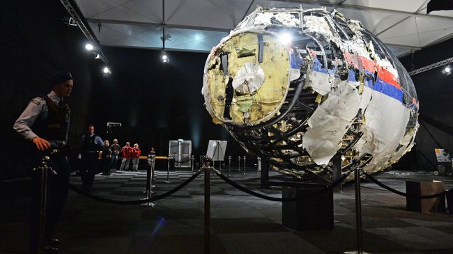 Представление доклада об обстоятельствах крушения лайнера Boeing 777 Malaysia Airlines (рейс MH17) на Востоке Украины 17 июля 2014 года на военной базе Гилзе-Рейен в Нидерландах. архивное фото Представление доклада об обстоятельствах крушения лайнера Boeing 777 Malaysia Airlines (рейс MH17) на Востоке Украины 17 июля 2014 года на военной базе Гилзе-Рейен в Нидерландах. архивное фото