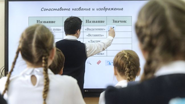 Ученик выполняет задание возле интерактивной доски