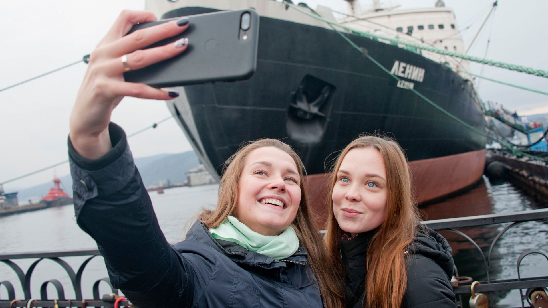 Девушки фотографируются перед музеем-ледоколом Ленин в Мурманске Девушки фотографируются перед музеем-ледоколом Ленин в Мурманске - РИА Новости, 1920, 20.01.2023