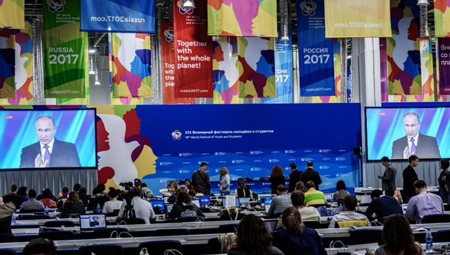 Участники XIX ВФМС смотрят трансляцию выступления президента РФ Владимира Путина на итоговой сессии международного дискуссионного клуба Валдай. 19 октября 2017 Участники XIX ВФМС смотрят трансляцию выступления президента РФ Владимира Путина на итоговой сессии международного дискуссионного клуба Валдай. 19 октября 2017