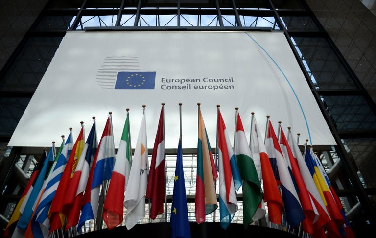 Флаги стран-участниц заседания Совета Европы в Брюсселе. 19 октября 2017
