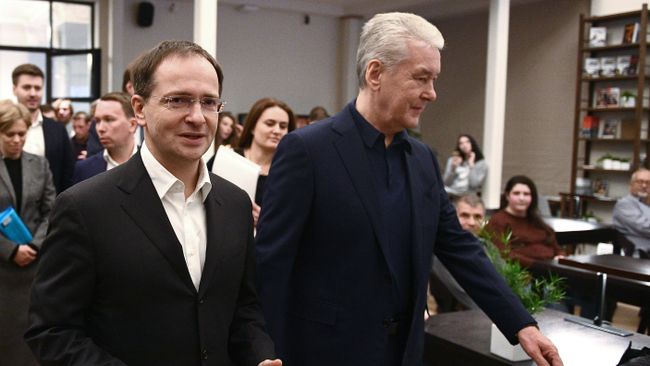 Министр культуры РФ Владимир Мединский  и мэр Москвы Сергей Собянин на открытии после реконструкции павильона Книги на ВДНХ. 19 октября 2017