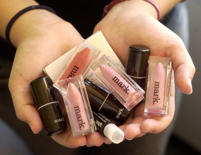 Торговый представитель косметики Avon демонстрирует косметику для подростков в Филадельфии Торговый представитель косметики Avon демонстрирует косметику для подростков в Филадельфии