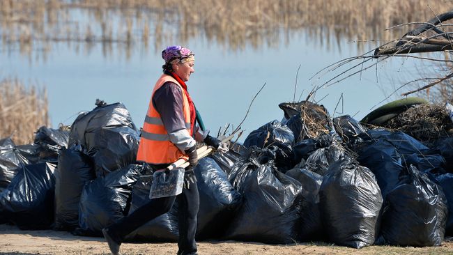 На Камчатке активисты очистили от мусора берег нерестовой реки Авачи