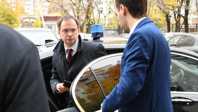 Министр культуры РФ Владимир Мединский перед заседанием президиума Высшей аттестационной комиссии. 20 октября 2017 Министр культуры РФ Владимир Мединский перед заседанием президиума Высшей аттестационной комиссии. 20 октября 2017