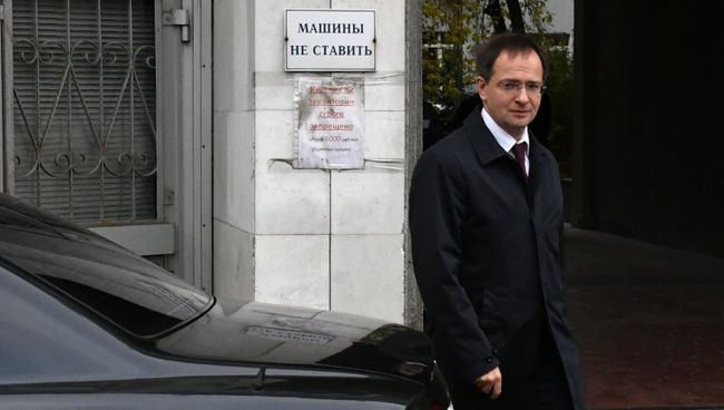 Министр культуры РФ Владимир Мединский после заседания президиума Высшей аттестационной комиссии при министерстве образования и науки РФ. 20 октября 2017 Министр культуры РФ Владимир Мединский после заседания президиума Высшей аттестационной комиссии при министерстве образования и науки РФ. 20 октября 2017