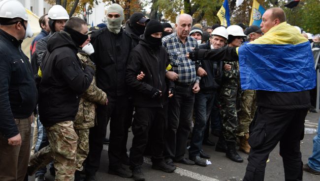 Бойцы батальона Донбасс во время митинга у здания Верховной рады Украины Бойцы батальона Донбасс во время митинга у здания Верховной рады Украины