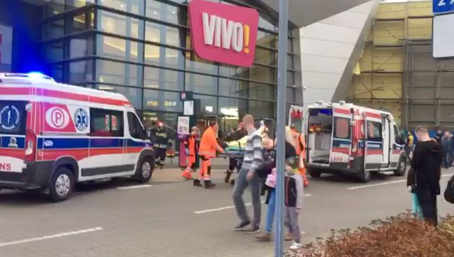Спецслужбы на месте нападения в торговом центре VIVO!в Сталёва-Воле, Польша. 20 октября 2017