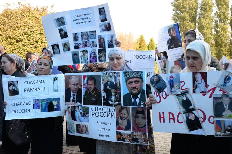 Жительницы Чечни во время встречи российских детей и женщин, возвращенных из Сирии, в аэропорту Грозного. 21 октября 2017