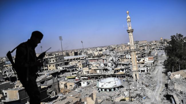 Боец Сирийских демократических сил в Ракке, Сирия Боец Сирийских демократических сил в Ракке, Сирия