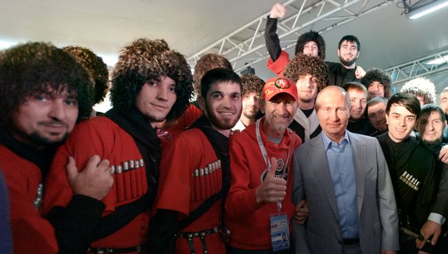 Президент РФ Владимир Путин фотографируется с участниками XIX Всемирного фестиваля молодежи и студентов. 21 октября 2017