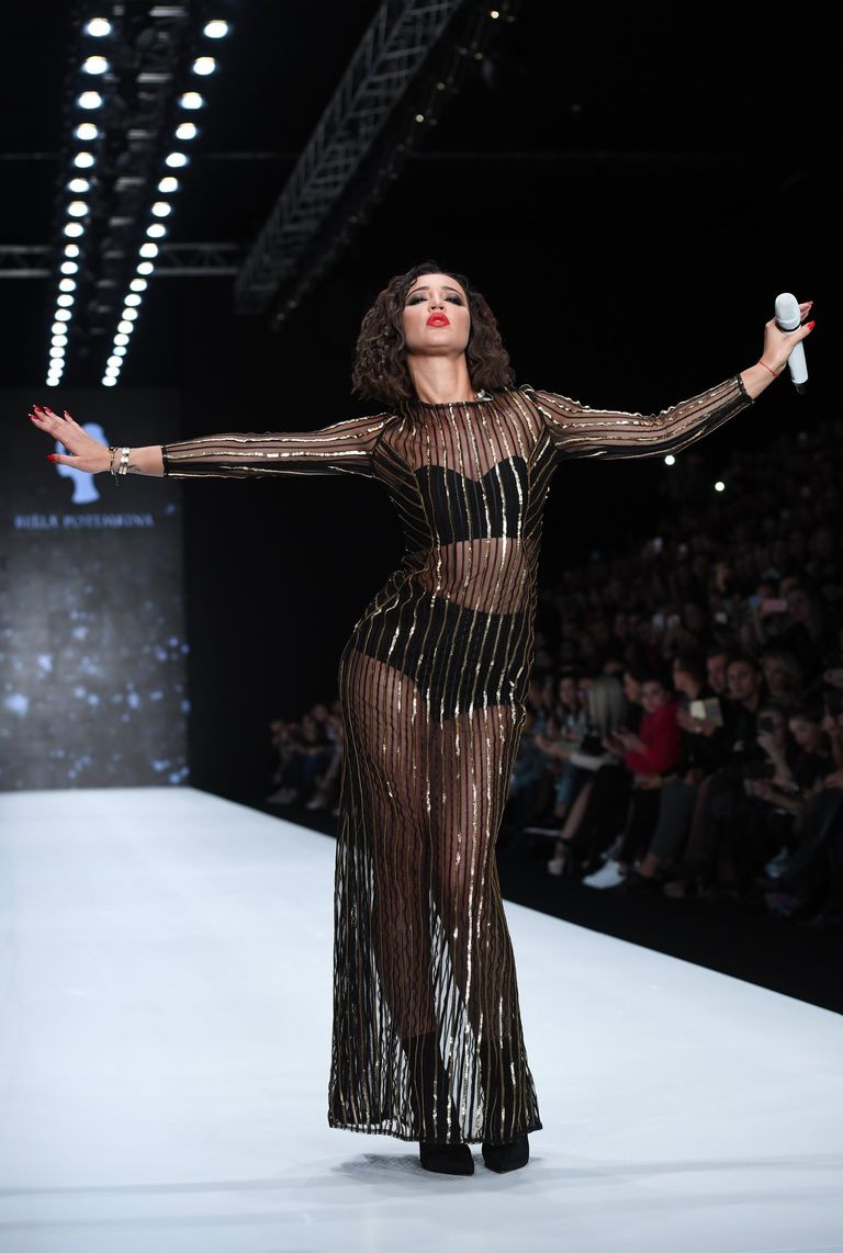 Певица Ольга Бузова выступает на показе моды в рамках Mercedes-Benz Fashion Week Russia в Центральном выставочном зале Манеж в Москве. 21 октября 2017 Певица Ольга Бузова выступает на показе моды в рамках Mercedes-Benz Fashion Week Russia в Центральном выставочном зале Манеж в Москве. 21 октября 2017