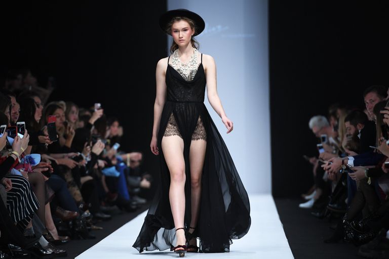 Новая коллекция дизайнера Галы Борзовой в рамках Mercedes-Benz Fashion Week Russia в Центральном выставочном зале Манеж в Москве. 21 октября 2017 Новая коллекция дизайнера Галы Борзовой в рамках Mercedes-Benz Fashion Week Russia в Центральном выставочном зале Манеж в Москве. 21 октября 2017