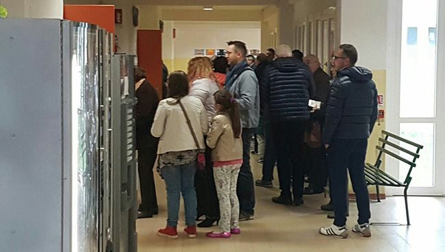 Люди на участке для голосования на референдуме об автономии в области Венето, Италия. Архивное фото Люди на участке для голосования на референдуме об автономии в области Венето, Италия. Архивное фото