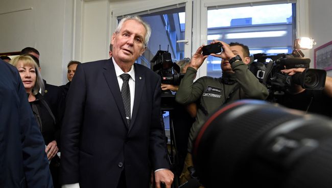 Президент Чехии Милош Земан и его жена Ивана на избирательном участке в первый день голосования на выборах в Праге. 20 октября 2017 Президент Чехии Милош Земан и его жена Ивана на избирательном участке в первый день голосования на выборах в Праге. 20 октября 2017