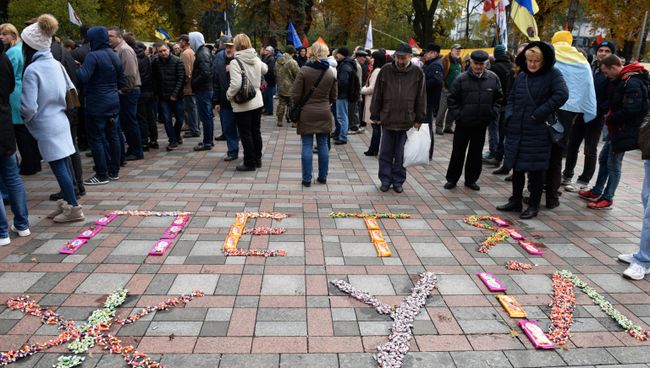 Кондитерские изделия, выложенные в надпись Петя жуй, на площади Конституции в Киеве, где проходит вече у здания Верховной рады. 22 октября 2017 Кондитерские изделия, выложенные в надпись Петя жуй, на площади Конституции в Киеве, где проходит вече у здания Верховной рады. 22 октября 2017