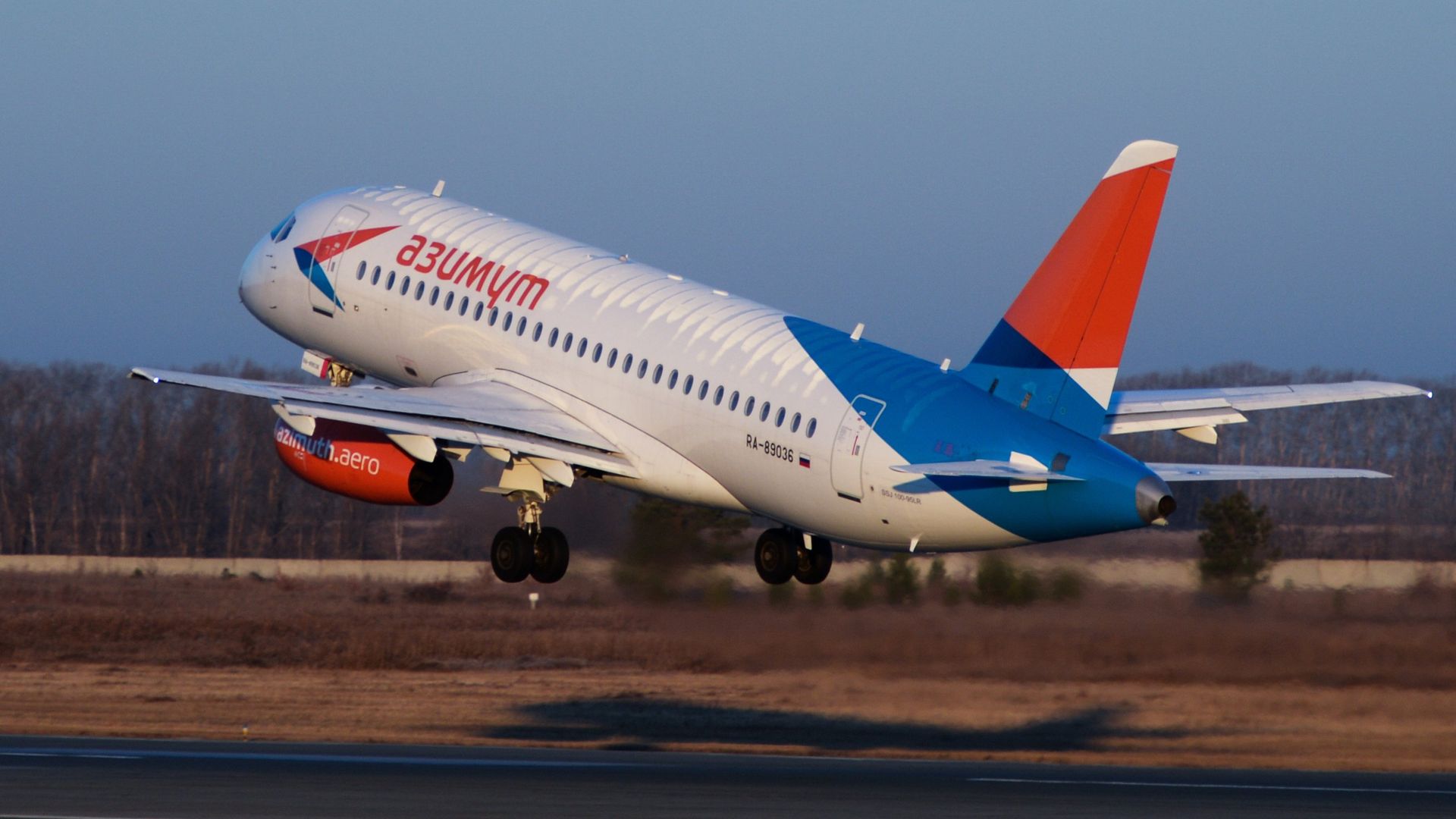 Самолет Sukhoi Superjet 100 новой авиакомпании Азимут в Новосибирске Самолет Sukhoi Superjet 100 новой авиакомпании Азимут в Новосибирске - РИА Новости, 1920, 28.03.2022