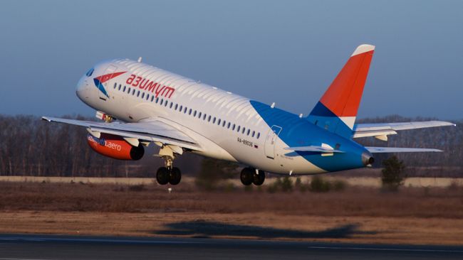 Самолет Sukhoi Superjet 100 новой авиакомпании Азимут в Новосибирске
