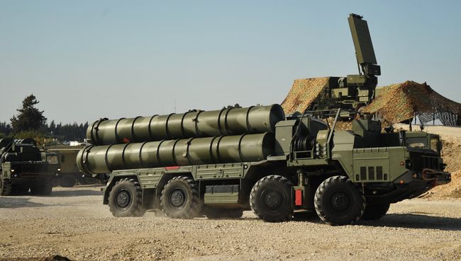 Зенитно-ракетный комплекс С-400. Архивное фото Зенитно-ракетный комплекс С-400. Архивное фото