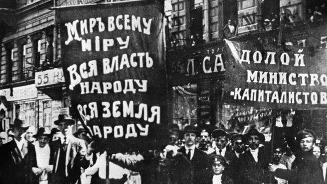 Политическая демонстрация трудящихся в Петрограде. Архивное фото