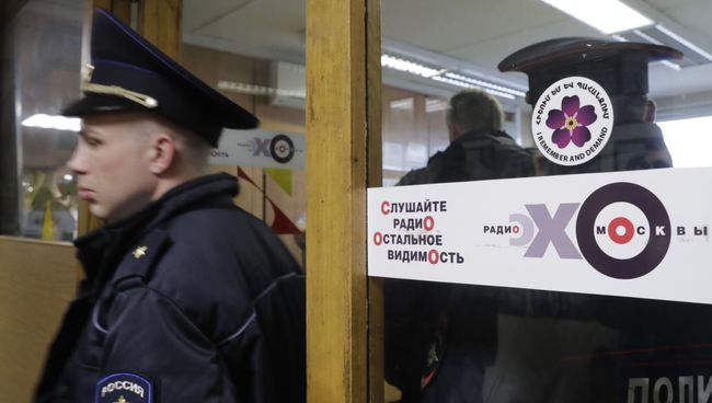 Сотрудник полиции на месте нападения на ведущую Эхо Москвы Татьяну Фельгенгауэр. 23 октября 2017