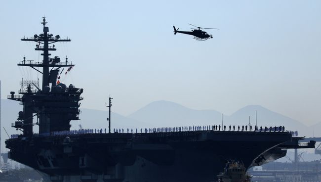 Авианосец ВМС США Теодор Рузвельт в водах Тихого океана . Архивное фото