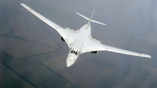 Советский сверхзвуковой стратегический бомбардировщик Ту-160 в воздухе Советский сверхзвуковой стратегический бомбардировщик Ту-160 в воздухе