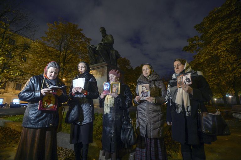 Противники фильма Матильды режиссера Алексея Учителя во время молельного стояния перед началом премьерного показа кинофильма в Мариинскогом театре Санкт-Петербурга. 23 октября 2017 Противники фильма Матильды режиссера Алексея Учителя во время молельного стояния перед началом премьерного показа кинофильма в Мариинскогом театре Санкт-Петербурга. 23 октября 2017