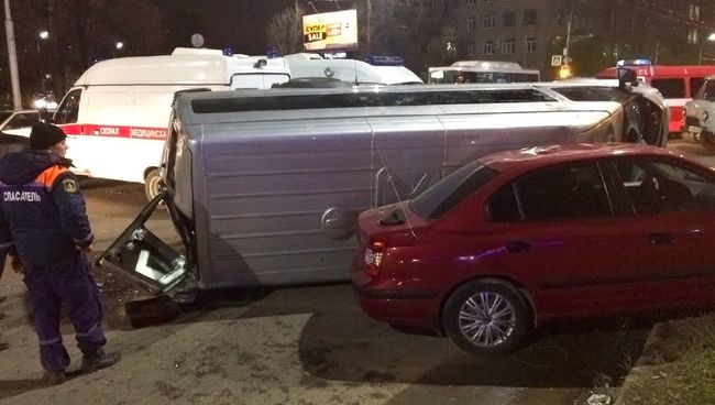 Столкновение микроавтобуса с двумя легковыми автомобилями в Рязани. 24 октября 2017 Столкновение микроавтобуса с двумя легковыми автомобилями в Рязани. 24 октября 2017