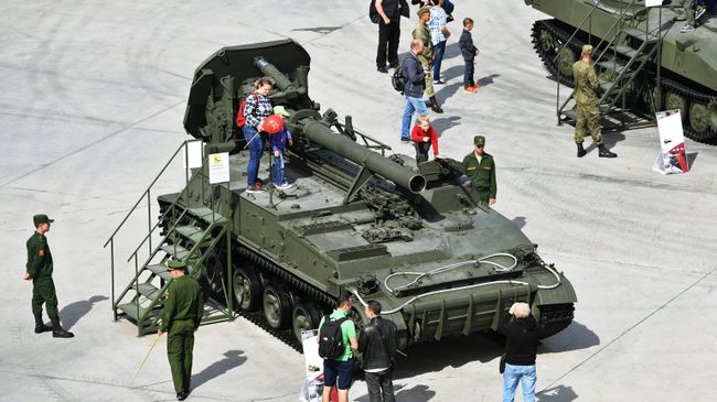 Посетители у 240-мм самоходного миномёта 2С4 Тюльпан. Архивное фото Посетители у 240-мм самоходного миномёта 2С4 Тюльпан. Архивное фото