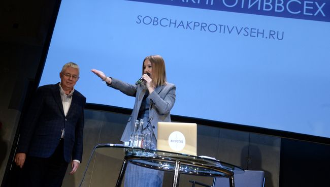 Телеведущая Ксения Собчак и политолог Игорь Малашенко на пресс-конференции, посвящённой баллотированию Ксении Собчак в президенты России. 24 октября 2017 Телеведущая Ксения Собчак и политолог Игорь Малашенко на пресс-конференции, посвящённой баллотированию Ксении Собчак в президенты России. 24 октября 2017