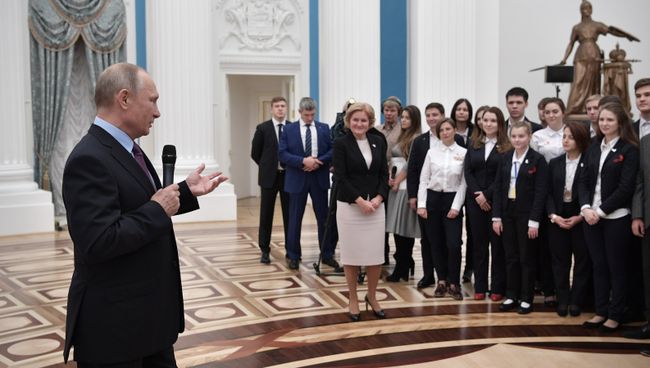 Владимир Путин на встрече с национальной сборной России по профессиональному мастерству по стандартам Вордскиллс. 24 октября 2017 Владимир Путин на встрече с национальной сборной России по профессиональному мастерству по стандартам Вордскиллс. 24 октября 2017