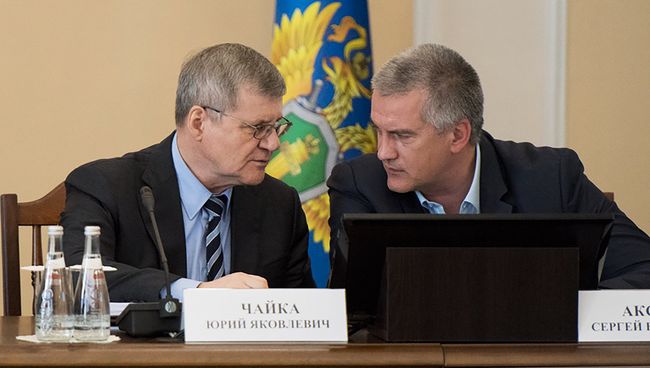 Генеральный прокурор РФ Юрий Чайка и глава Республики Крым Сергей Аксенов на пресс-конференции в Симферополе. 24 октября 2017 Генеральный прокурор РФ Юрий Чайка и глава Республики Крым Сергей Аксенов на пресс-конференции в Симферополе. 24 октября 2017