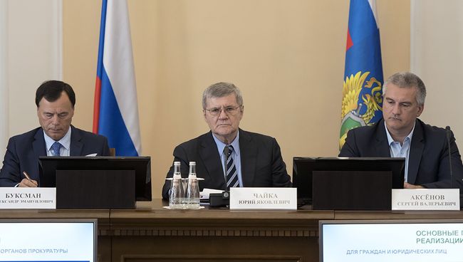 Первый заместитель генерального прокурора РФ Александр Буксман, генеральный прокурор РФ Юрий Чайка и глава Республики Крым Сергей Аксенов а пресс-конференции в Симферополе. 24 октября 2017 Первый заместитель генерального прокурора РФ Александр Буксман, генеральный прокурор РФ Юрий Чайка и глава Республики Крым Сергей Аксенов а пресс-конференции в Симферополе. 24 октября 2017